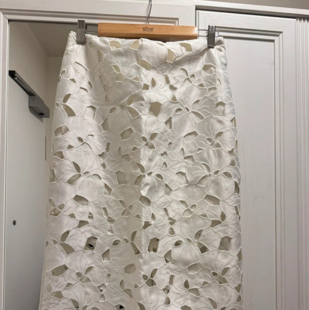 Elegant White Floral Lace Skirt